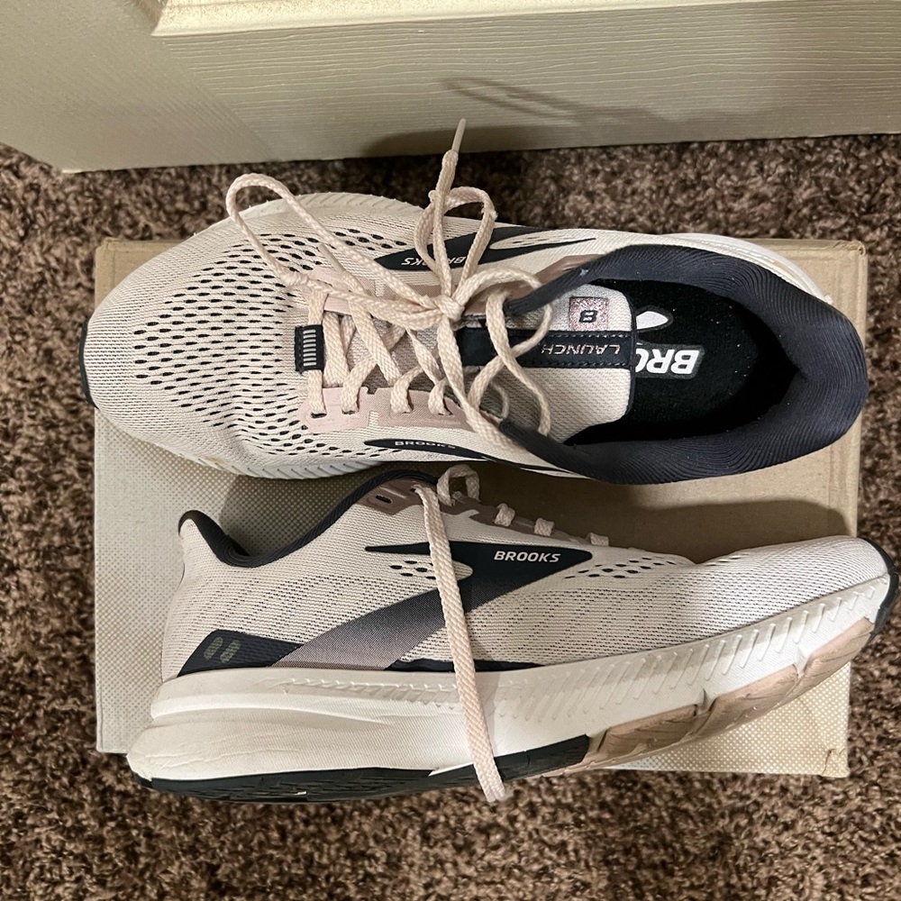 Brooks tennis shoes